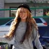Miley Cyrus s'offre une virée shopping avec une amie, à Los Angeles, avant de se rendre dans un restaurant de sushis, samedi 1er mai.