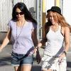 Miley Cyrus s'offre une virée shopping avec une amie, à Los Angeles, avant de se rendre dans un restaurant de sushis, samedi 1er mai.