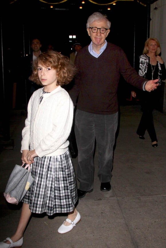 Le cinéaste américain Woody Allen et sa fille Eliza, à New York, le 30 avril 2010.