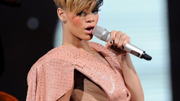 Regardez Rihanna, de passage à Paris : la coquine a dévalisé un sex shop !