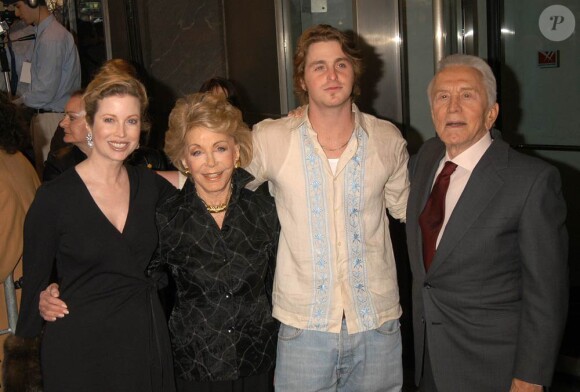 Après la condamnation de son fils Cameron Douglas (photo : avec sa mère Diandra et son grand-père Kirk avec sa femme) à 5 ans de prison ferme, Michael Douglas a réagi dans une émission télévisée le 3 mai 2010...