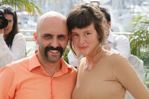 Gaspar Noé et la belle Paz de la Huerta, lors de la présentation à Cannes d'Enter the Void, en mai 2009, pour un film qui sortira sur tous nos écrans le 5 mai 2010.