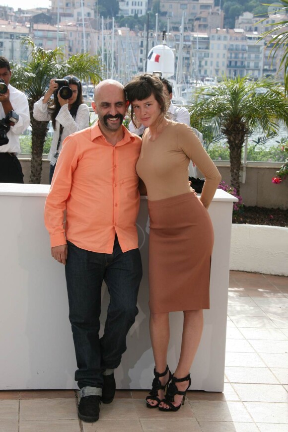 Gaspar Noé et la belle Paz de la Huerta, lors de la présentation à Cannes d'Enter the Void, en mai 2009, pour un film qui sortira sur tous nos écrans le 5 mai 2010.