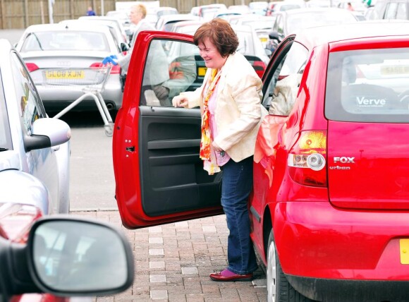 Susan Boyle à la sortie de son magazin Tesco à Bathgate en Ecosse le 6 mai 2010