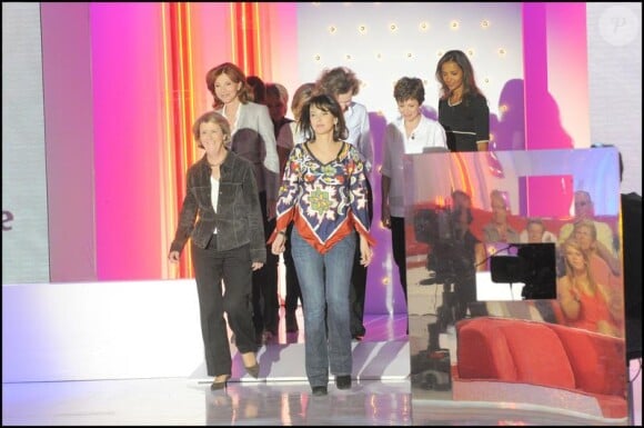 Tina Kieffer, Claire Chazal, ou Béatrice Schönberg sur le plateau de l'émission Vivement Dimanche, diffusée le 9 mai 2010.
