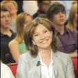 Béatrice Schönberg sur le plateau de l'émission Vivement Dimanche, diffusée le 9 mai 2010.