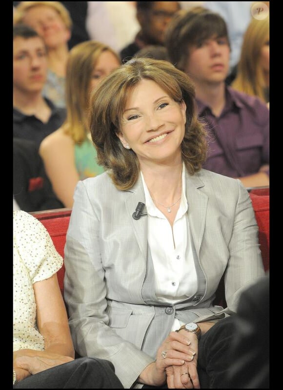 Béatrice Schönberg sur le plateau de l'émission Vivement Dimanche, diffusée le 9 mai 2010.