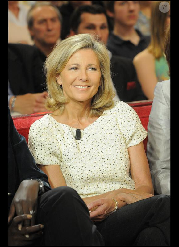 Claire Chazal sur le plateau de l'émission Vivement Dimanche, diffusée le 9 mai 2010.