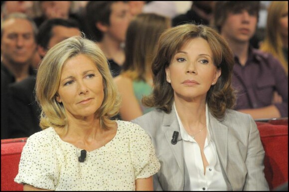 Claire Chazal et Béatrice Schönberg sur le plateau de l'émission Vivement Dimanche, diffusée le 9 mai 2010.