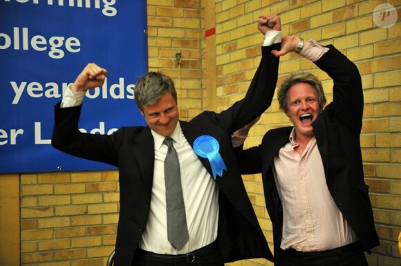 Le clan Goldsmith célèbre la victoire de Zac Goldsmith au soir des élections le 7 mai 2010 à Richmond upon Thames : Zac et son agent super content
