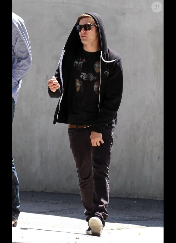 Zac Efron, photographié au téléphone, il y a quelques jours, dans les rues de West Hollywood (Los Angeles).