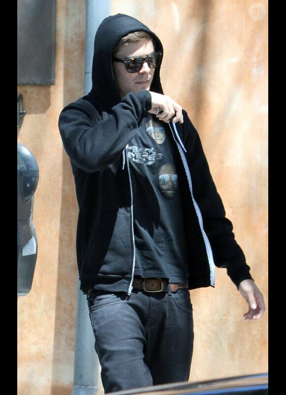 Zac Efron, photographié au téléphone, il y a quelques jours, dans les rues de West Hollywood (Los Angeles).