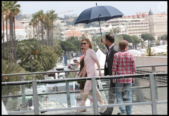 Cate Blanchett quittant le photocall à Cannes de Robin des bois le 12 mai 2010