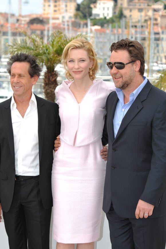 Brian Grazer, Cate Blanchett et Russell Crowe lors du photocall de Robin des Bois le 12 mai 2010 pendant le festival de Cannes