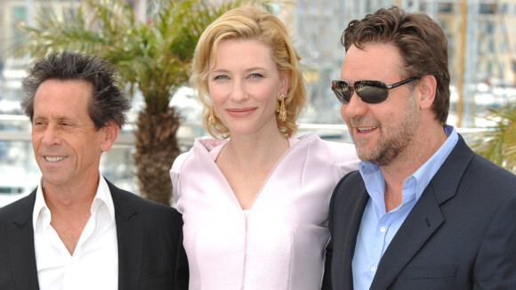 Cate Blanchett, la ''fiancée'' de nacre de Russell Crowe, illumine la Croisette !