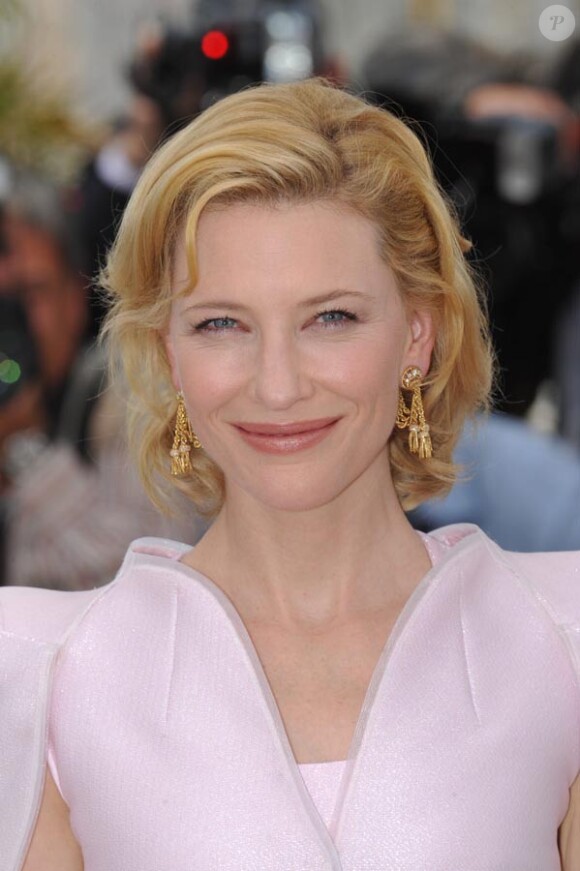 Cate Blanchett dans un tailleur Armani lors du photocall de Robin des Bois le 12 mai 2010 pendant le festival de Cannes