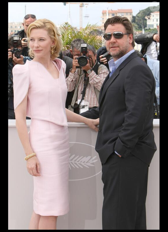 Cte Blanchett et Russell Crowe lors du photocall de Robin  des Bois le 12 mai 2010 pendant le festival de Cannes