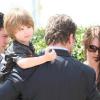 Russell Crowe avec sa femme et l'un de ses enfants lors du photocall de Robin  des Bois le 12 mai 2010 pendant le festival de Cannes