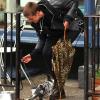 Agyness Deyn promène son chien dans les rues de New York