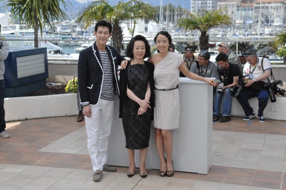 Jung-Jae Lee, Yuh-Jung Youn et Jeon Do-youn lors du photocall de The Housemaid durant le festival de Cannes le 14 mai 2010