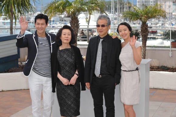 Jung-Jae Lee, Yuh-Jung Youn, le rélisateur Im Sang-soo et Jeon Do-youn lors du photocall de The Housemaid durant le festival de Cannes le 14 mai 2010