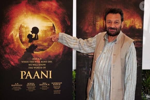 Le réalisateur Shekhar Kapur, membre du jury, annonce son projet, Paani, lors du festival de Cannes le 14 mai 2010