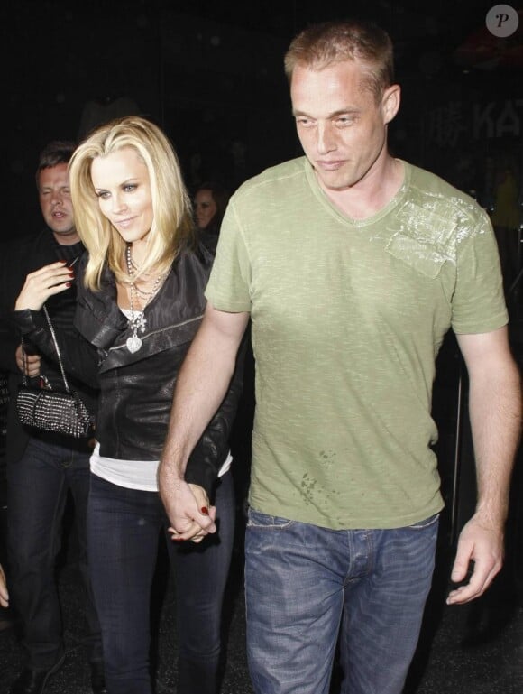 Jenny McCarthy a mis la main sur un nouveau boyfriend, qu'elle exposait pour la première fois dans les rues de Los Angeles, le vendredi 14 mai.