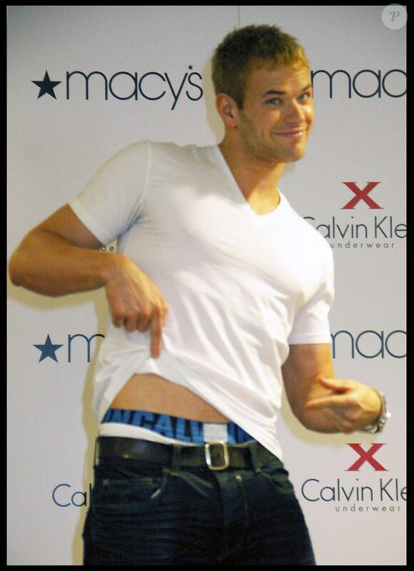 Kellan Lutz fait la promotion des sous-vêtements Calvin Klein dont il est l'égérie, au Macy's de New York, samedi 15 mai.