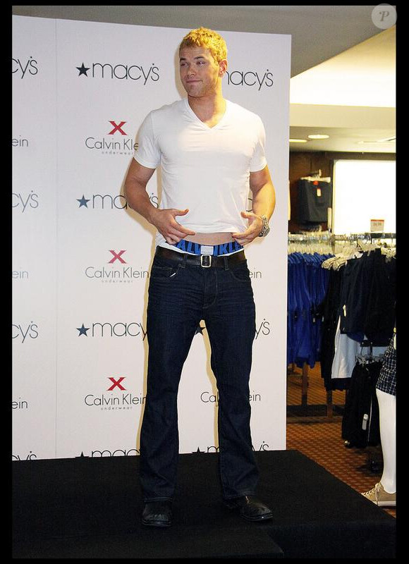 Kellan Lutz fait la promotion des sous-vêtements Calvin Klein dont il est l'égérie, au Macy's de New York, samedi 15 mai.