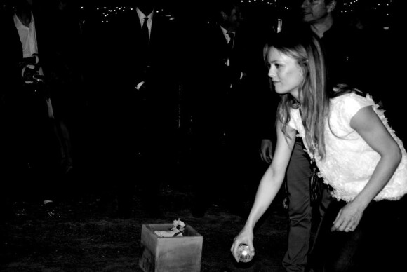 Vanessa Paradis lors d'une partie de pétanque glamour à Saint-Tropez. Le 10 mai 2010.