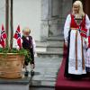 Le 17 mai 2010, le prince Haakon et la princesse Mette-Marit de Norvège, avec leurs enfants Marius, 13 ans, Ingrid, 6 ans, et Sverre Magnus, 4 ans, ont pris part aux célébrations de la Fête Nationale norvégienne.