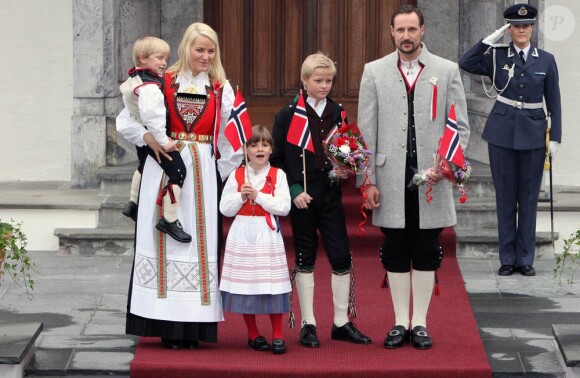 Le 17 mai 2010, le prince Haakon et la princesse Mette-Marit de Norvège, avec leurs enfants Marius, 13 ans, Ingrid, 6 ans, et Sverre Magnus, 4 ans, ont pris part aux célébrations de la Fête Nationale norvégienne.