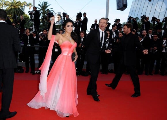 Lambert Wilson et Sabrina Ouazini avant la projection du film Des Hommes et des Dieux, de Xavier Beauvois lors du Festival de Cannes, le 18 mai 2010