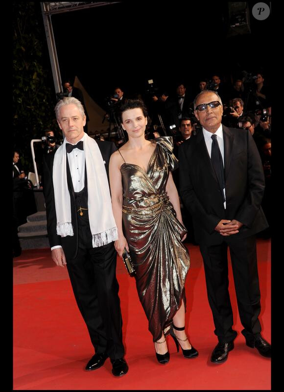 William Shimell, Juliette Binoche et Abbas Kiarostami lors de la montée des marches de la nuit du 18 mai 2010, durant le 63e festival de Cannes