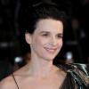 Juliette Binoche porte une robe Lanvin lors de la montée des marches de la nuit du 18 mai 2010, durant le 63e festival de Cannes