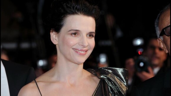 Cannes 2010 - Juliette Binoche : Après les larmes, elle offre ses sourires non loin d'une Louise Bourgoin charmeuse !