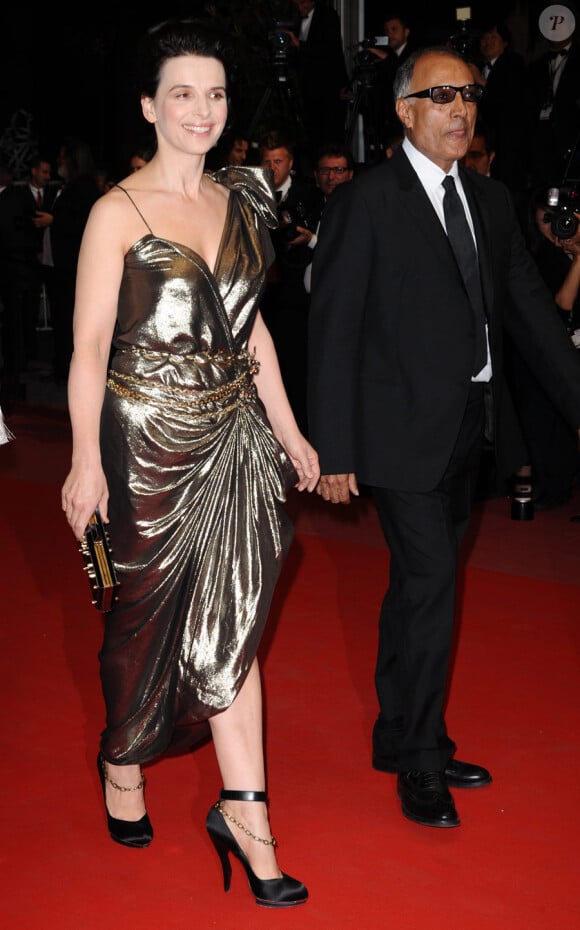 Juliette Binoche et Abbas Kiarostami lors de la montée des marches de la nuit du 18 mai 2010, durant le 63e  festival de Cannes