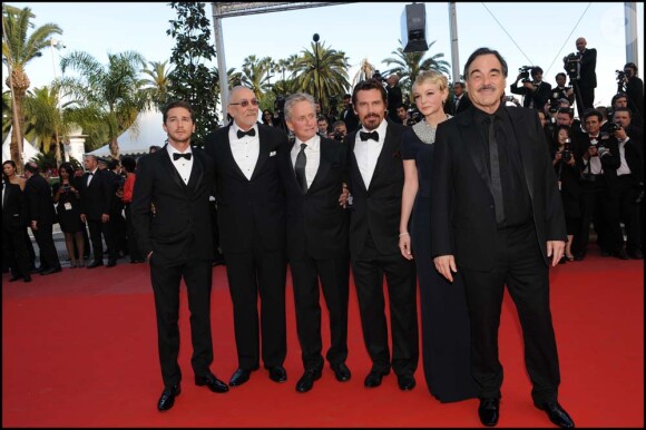 Montée des marches au festival de Cannes, le 14 mai, du film Wall Street 2 :  L'argent ne dort jamais avec Oliver Stone, Frank Langella, Carey Mulligan, Michael  Douglas et Shia Labeouf.