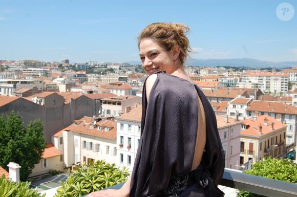 Emilie Dequenne sur la terrasse du showroom Antik Batik, portant le modèle de la marque qu'elle a choisi, à Cannes, en mai 2010.