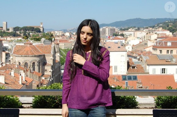 Hafsia Herzi sur la terrasse du showroom Antik Batik, portant le modèle de la marque qu'elle a choisi, à Cannes, en mai 2010.