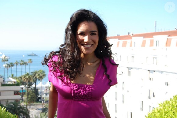 Sabrina Ouazani sur la terrasse du showroom Antik Batik, portant le modèle de la marque qu'elle a choisi, à Cannes, en mai 2010.