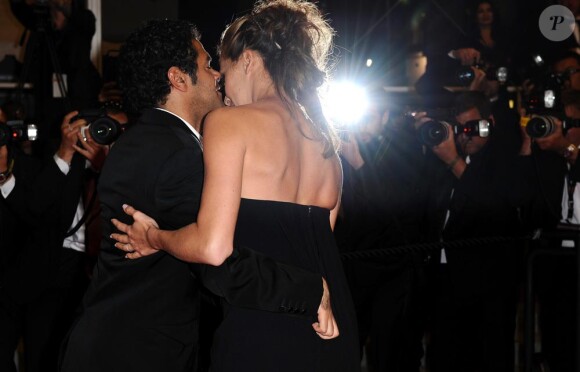 Melissa Theuriau et Jamel foux amoureux et soudés comme jamais à la sortie de la projection de "Hors la loi" le 21 mai à Cannes