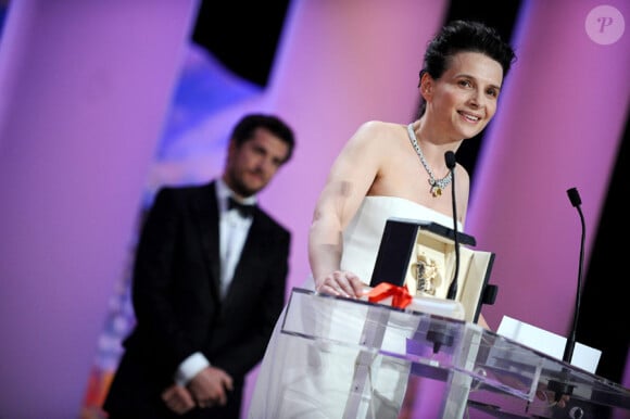 Juliette Binoche reçoit son prix d'interprétation pour Copie Conforme à Cannes le 23 mai 2010
