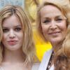 Jerry Hall et Georgia May Jagger lors d'un photocall pour une nouvelle ligne de protection solaire dont elles sont les ambassadrices. Le 27 mai à Londres