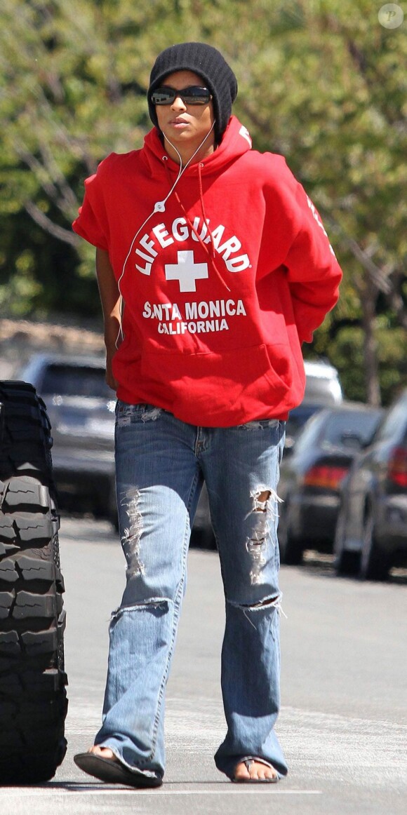 Ciara se balade avec une tenue masculine et négligée, à Los Angeles. 29/05/2010