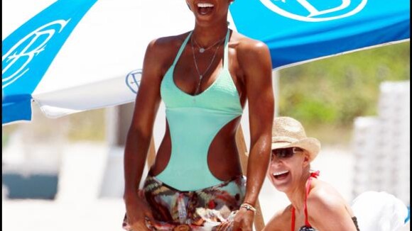 Kelly Rowland s'éclate à la plage, après son duo avec le rappeur Nelly !