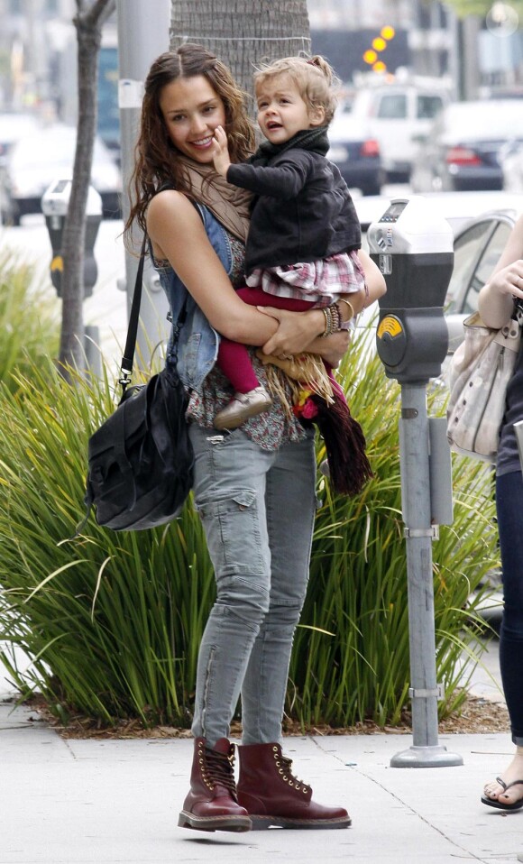 Jessica Alba et sa fille Honor en pleine séance shopping à Los Angeles. Le 2 juin 2010