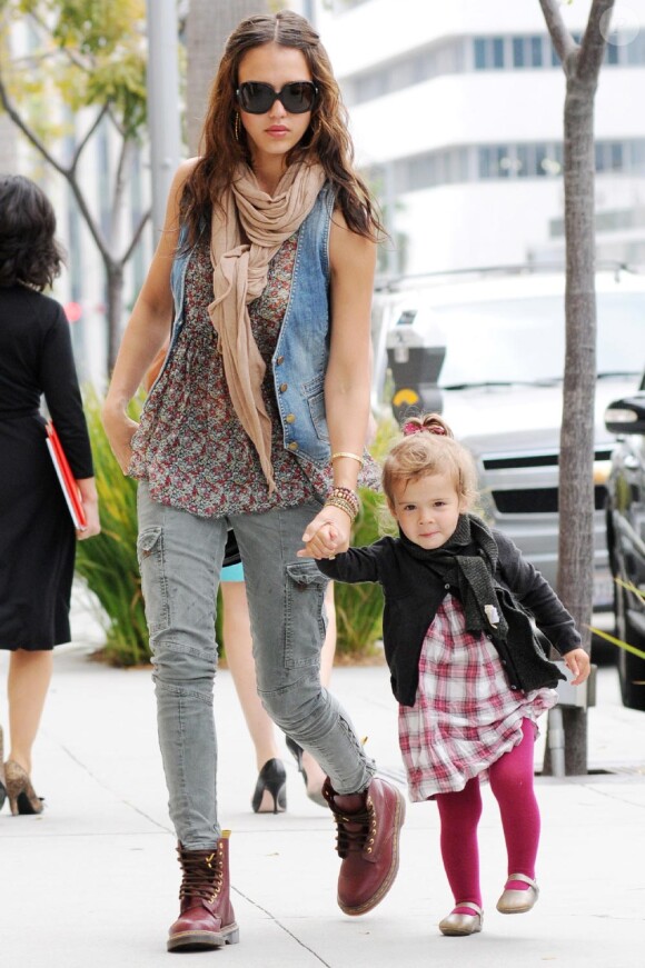 Jessica Alba et sa fille Honor en pleine séance shopping à Los Angeles. Le 2 juin 2010