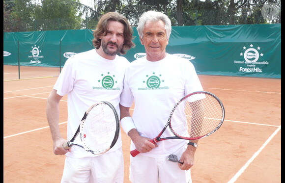 Frédéric Beigbeder et Jean-Paul Enthoven au tournoi des personnalités, le 2 juin 2010.