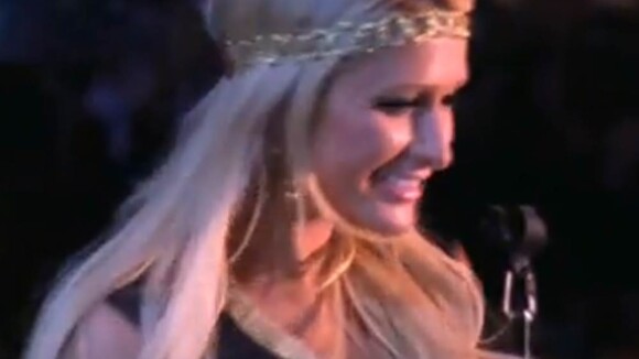 Regardez Paris Hilton draguer Ne-Yo sur scène en plein concert !